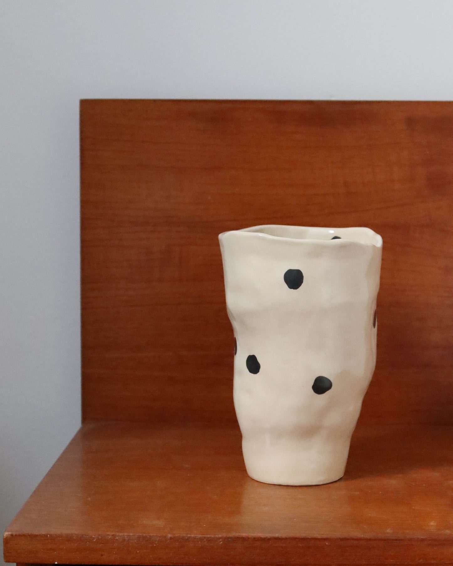 Vase irrégulier - Gros pois noir