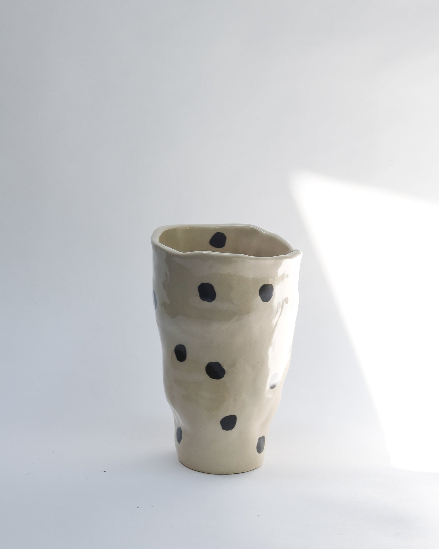 Vase irrégulier - Gros pois noir